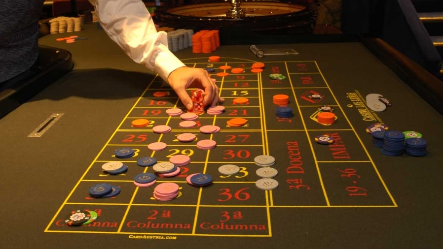 Roulette table betting layout